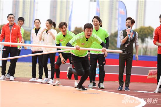 贾乃亮卖力比拼