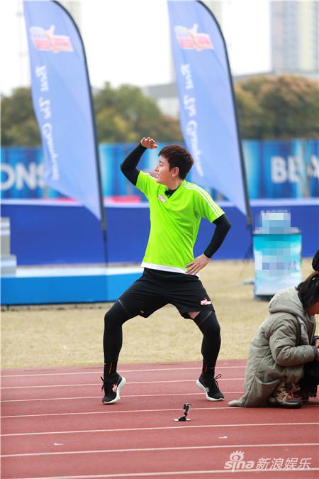 贾乃亮展示舞技