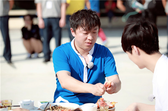 “暖叔叔”黄渤贴心照顾张艺兴