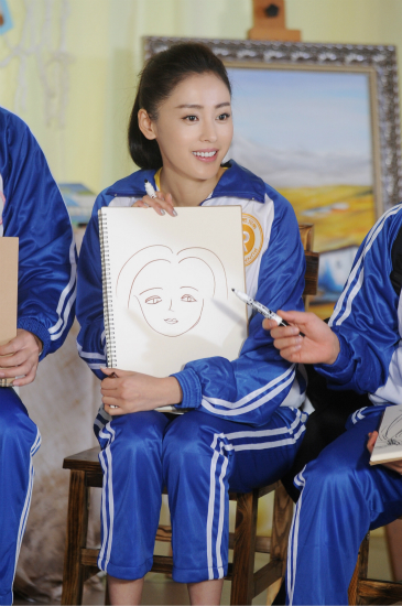 张天爱上美术课