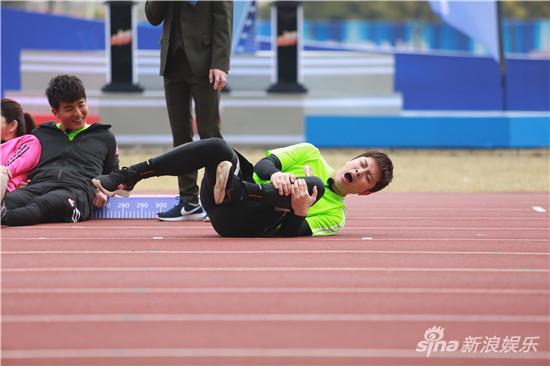 贾乃亮倒地受伤