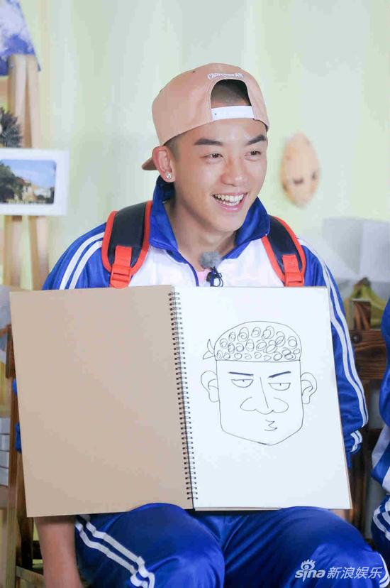 郑恺展示肖像画作