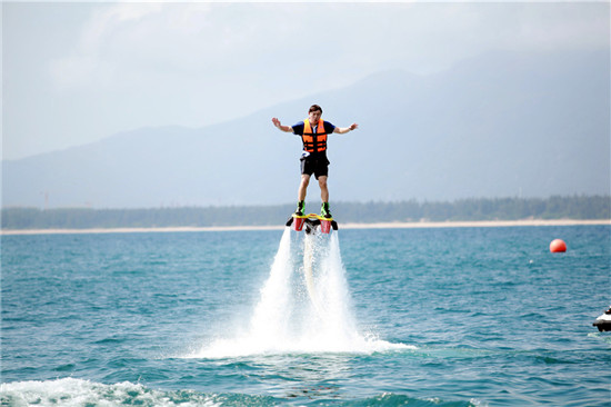 “全能王”黄渤轻松挑战“海天飞龙”