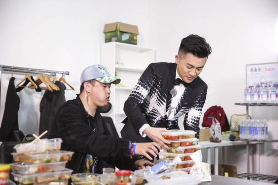 苏有朋发盒饭