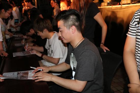 签名会与学生零距离互动