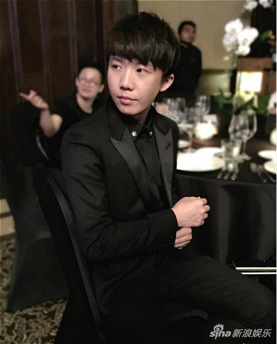 曹寅现身巴厘岛时装周 跨界时尚(图)