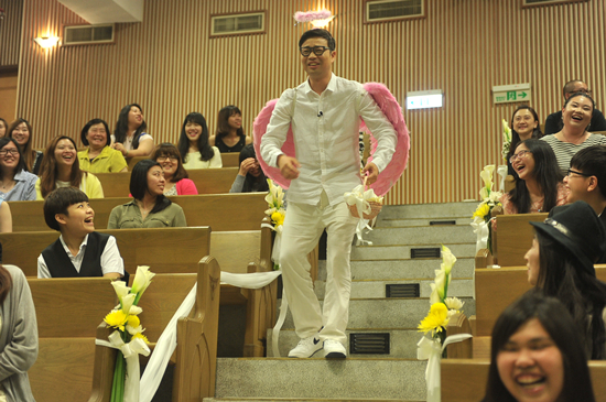 王迅化身“小天使”逗乐众人