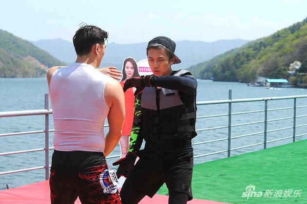 学霸邓超姿势搞怪笑点横生