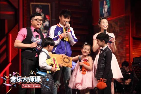 （第一排从左到右）王浩丞、李姝娴、宋佳霖；（第二排从左到右）曹扬、栗坤