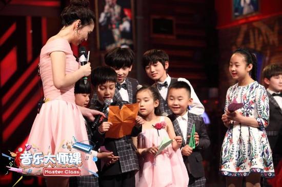 （第一排从左到右）栗坤、王浩丞、宋佳霖、李姝娴、连梓默、曹慧晗；（第二排从左到右）张俊一、宋亚轩