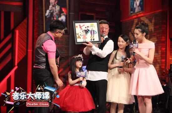 从左到右（曹扬、何陈奕坷、韩磊、颜鑫玥、栗坤）