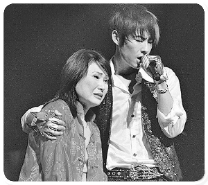 吴建豪曾在他的演唱会邀请母亲合唱