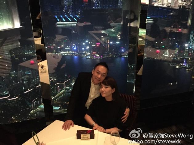 beyond黄家强结婚十周年 拥妻子入怀恩爱