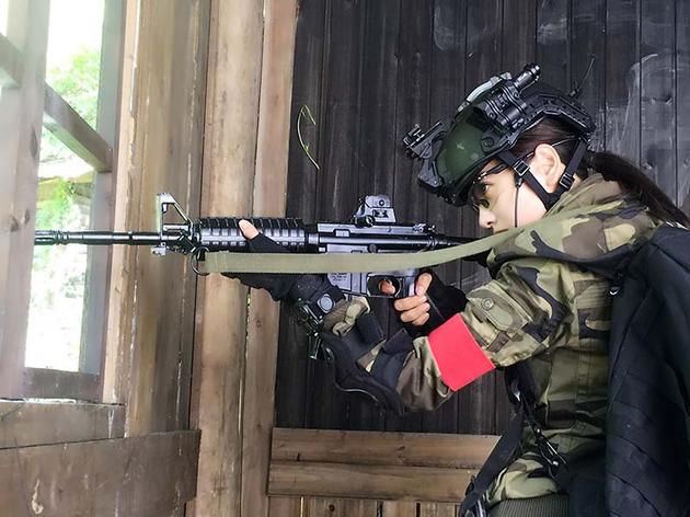 杨蓉变装野战迷彩服有型有势演绎女警花