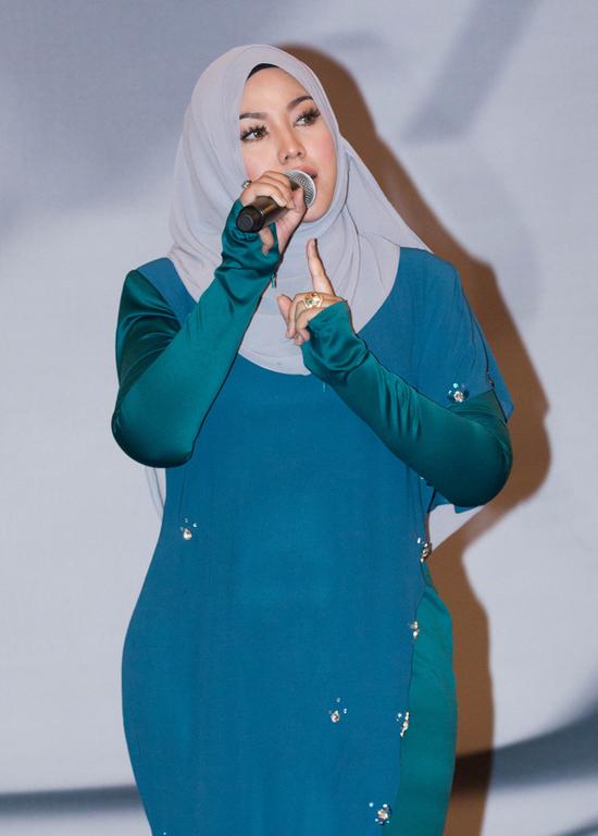 茜拉首发中文专辑用个人感情经历创作