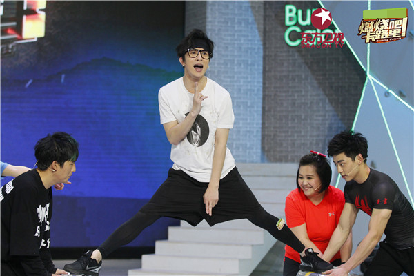 薛之谦挑战劈叉