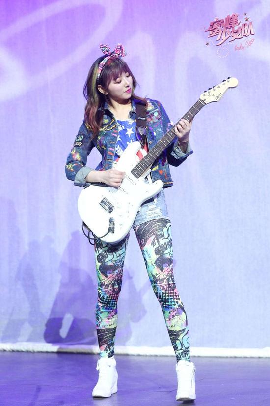 “冲锋少女”组乐队酷劲十足