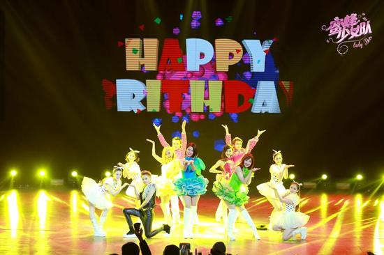 ”闪耀七隆珠“集体扮猫女