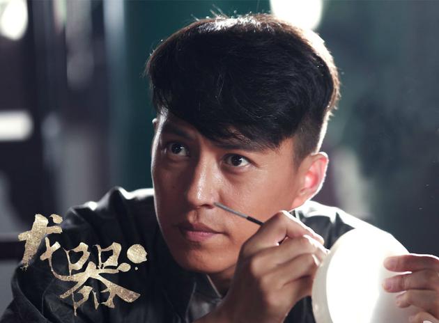 老干部靳东[微博]担当主演的民国悬疑大剧《龙器》正在北京电视台影视