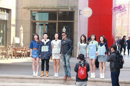 谢霆锋与“冲锋少女”仰望剧场外围全景