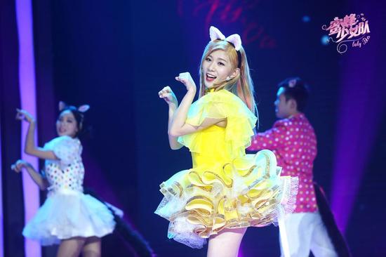 蜜蜂少女卖萌性感夺眼球