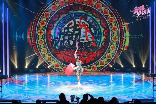 少女演绎“中国风”生日快乐歌