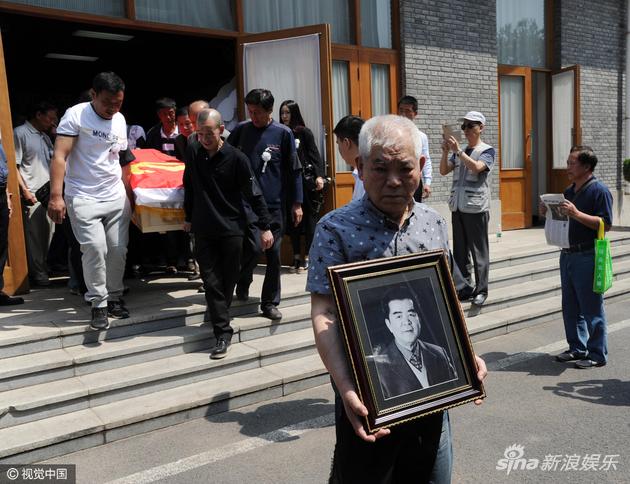 家属送别郭颂（后排左三为郭颂儿子郭小良）