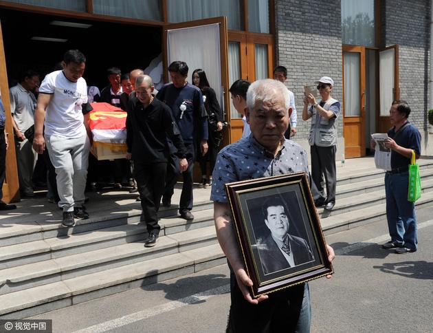 歌唱家郭颂追悼会举行郁钧剑等到场送别