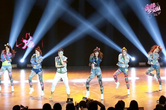 “冲锋少女队”嘻哈牛仔摇滚开唱