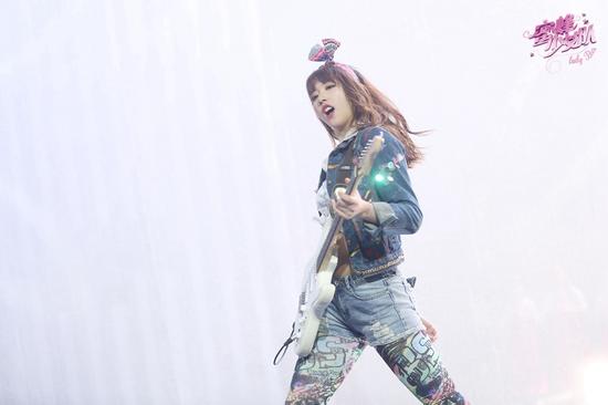 《蜜蜂少女队》孔雪儿嘻哈摇滚风酷劲十足