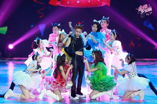 “闪耀七隆珠”化身猫女萌感十足