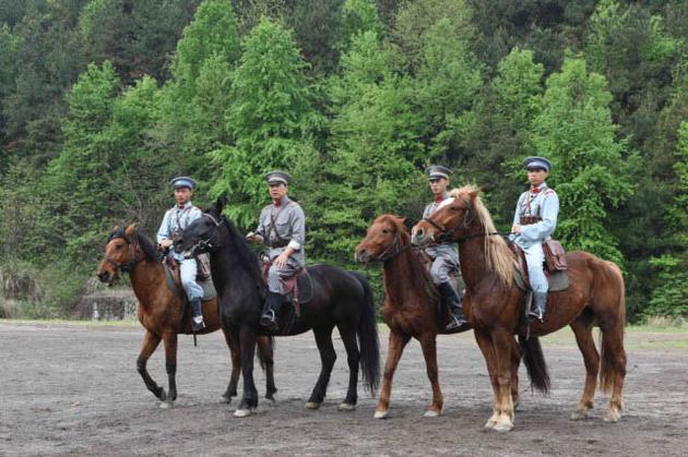 董勇饰演彭德怀 骑马