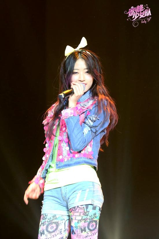 《蜜蜂少女队》张悠然夸张牛仔个性张扬