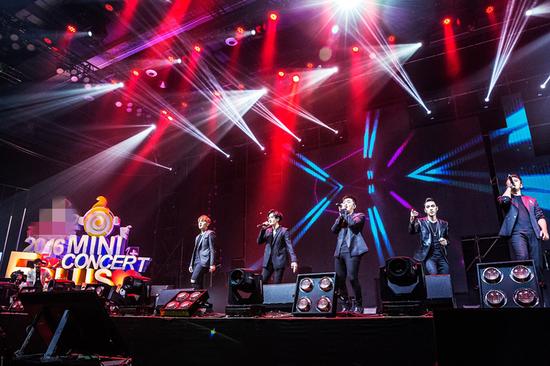 MIC男团现场演唱