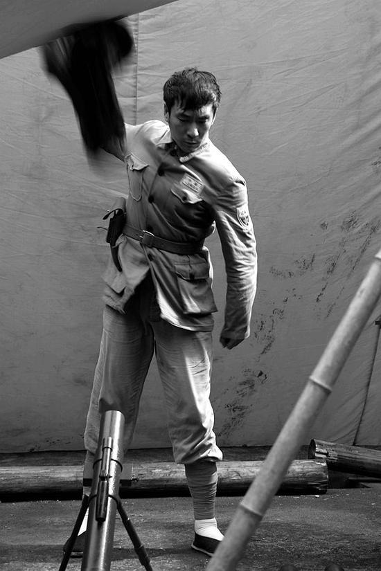 电影《一级戒备》剧照(张胤哲右一)