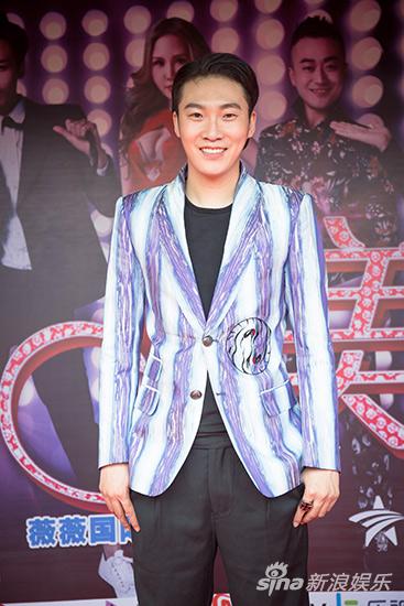 张承阳助阵时尚发布会 亮色西装彰显贵气|张承阳_新浪娱乐_新浪网