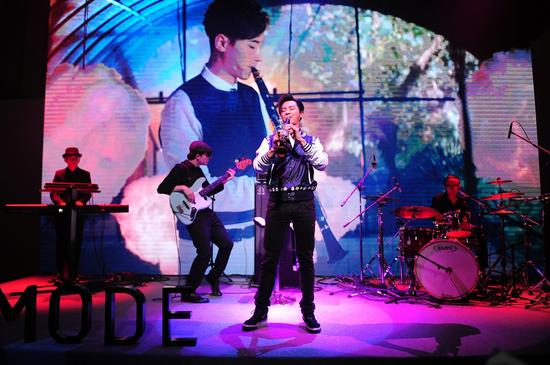 首秀《西皮嬉皮》