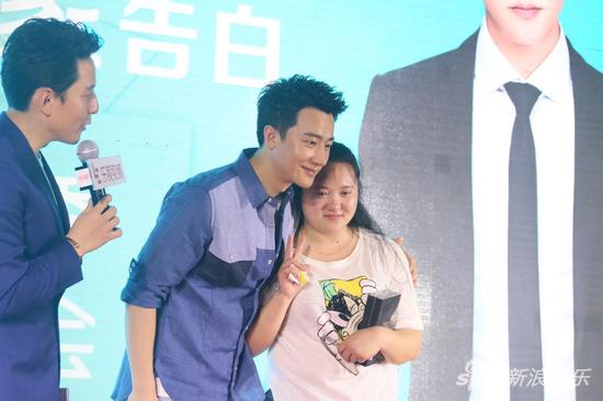 黄轩与粉丝合影