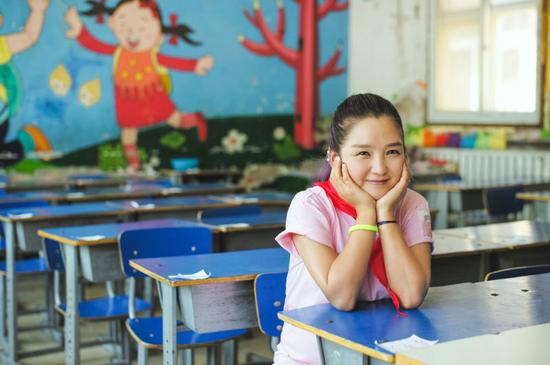 何洁与留守儿童共庆六一 戴红领巾似学生