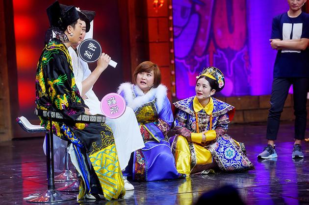 谢娜贾玲蹲着听观点