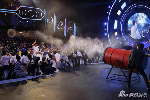 刘谦现场与媒体互动