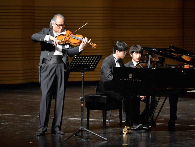 中提琴演奏家何荣演奏《草原之歌》