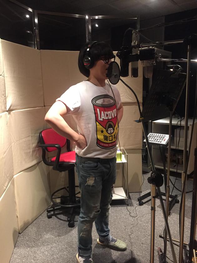 李琦为新专辑录音