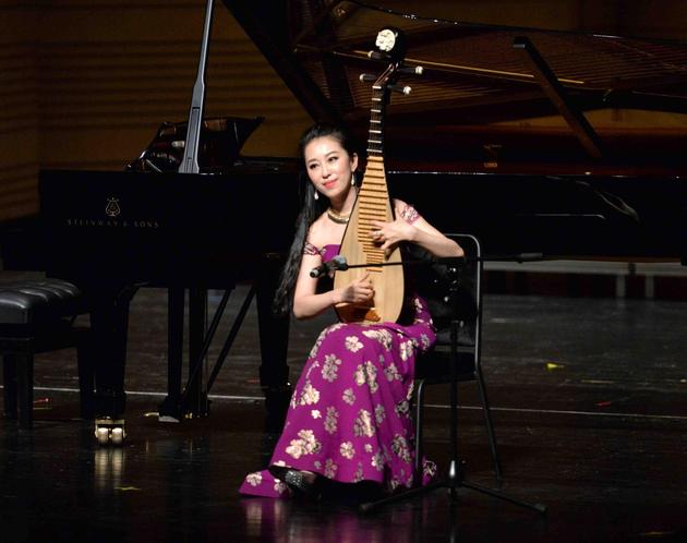 琵琶演奏家赵聪演奏《丝路飞天》