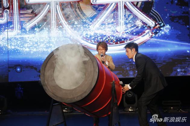 刘谦现场体验空气炮