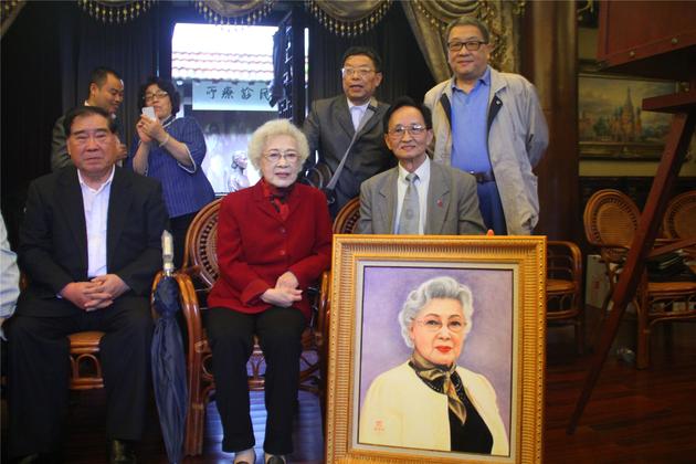 秦怡与画像合影