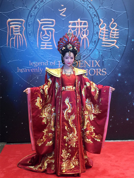 白冰凤袍加身凤凰无双造型抢眼