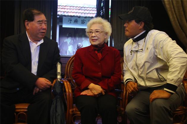 秦怡与嘉宾交流