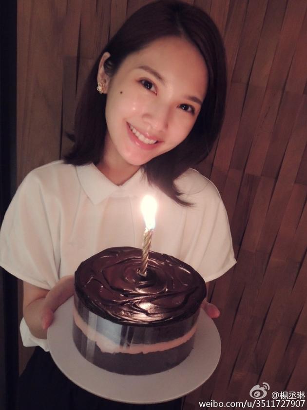 杨丞琳捧着蛋糕