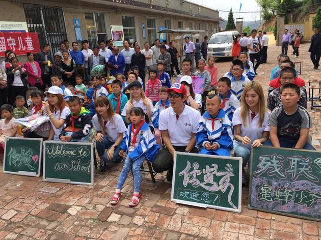 学生们欢迎任贤齐和蜜蜂少女队的到来